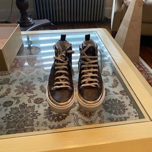 Sneakers